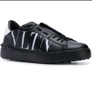💯 Authentic Valentino sneakers Has been stolen 🛑 by breaking in